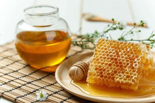 蜂蜜是否要放冰箱里保存？